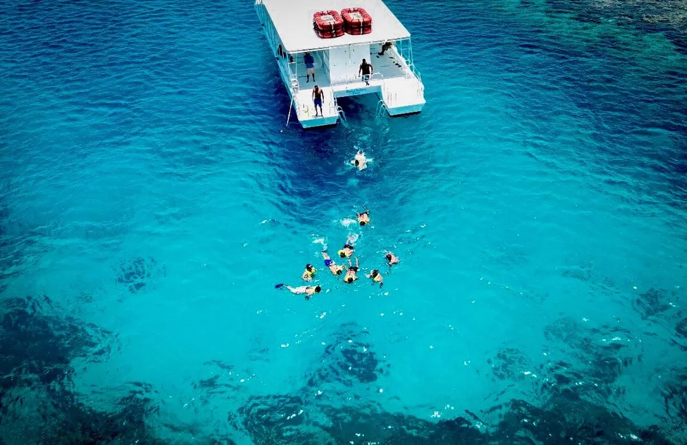 Clear turquoise water off the Hawaiian coast